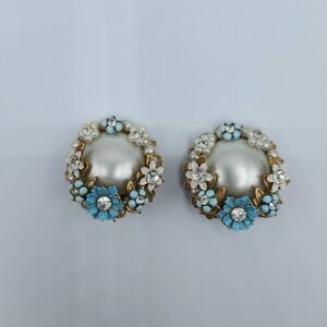 Vtg Unsigned Faux Pearl Acrylic & Enamel Flowers Clipback Earrings Cream Blue OS